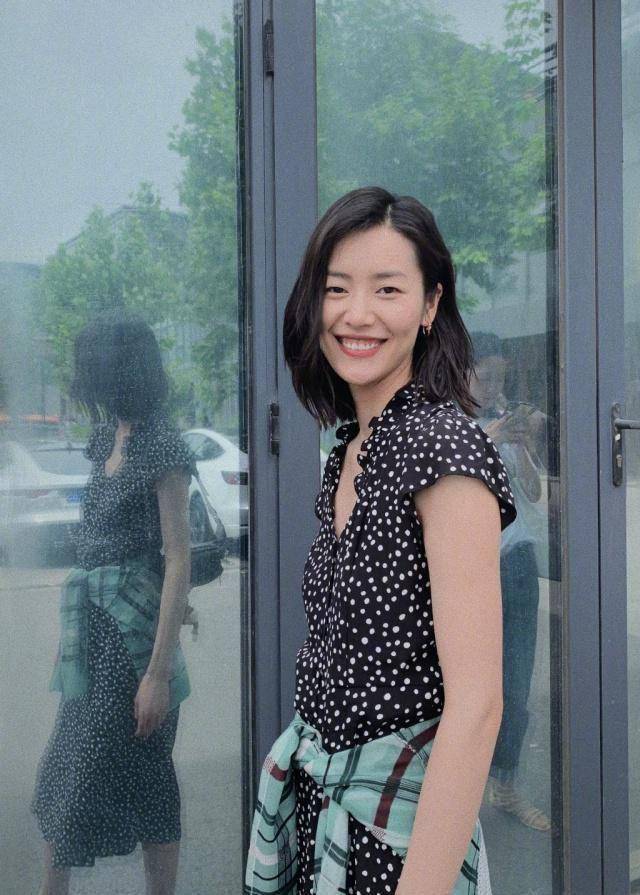 原创31岁刘雯全新造型焕然一新印花新裙配新鞋时髦又个性美得开挂