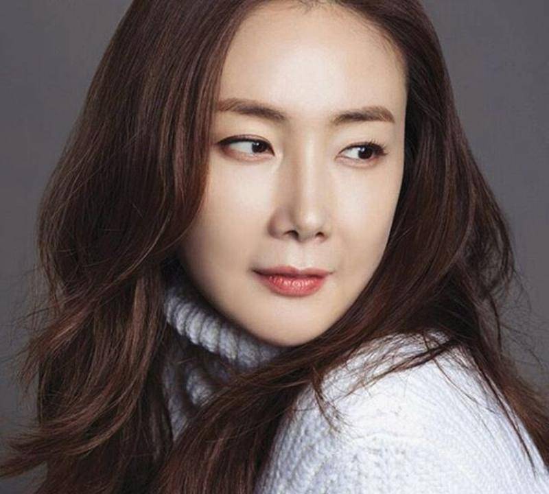 原创40岁嫁如意郎君,老公改头换面做社长,生女5个月冲向片场_崔智友