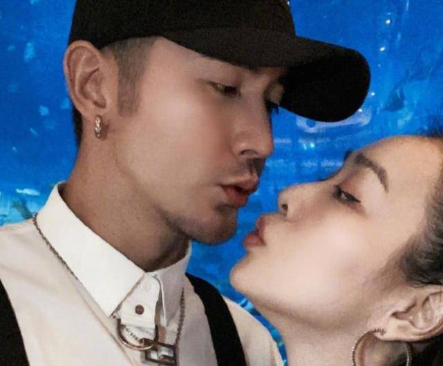 原创钟丽缇夫妇度假38岁张伦硕戴耳钉太帅气额头吻甜腻十足