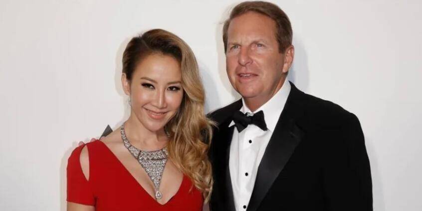 原创47岁李玟被曝婚变后首度现身脚伤严重无法行走被人架着上车