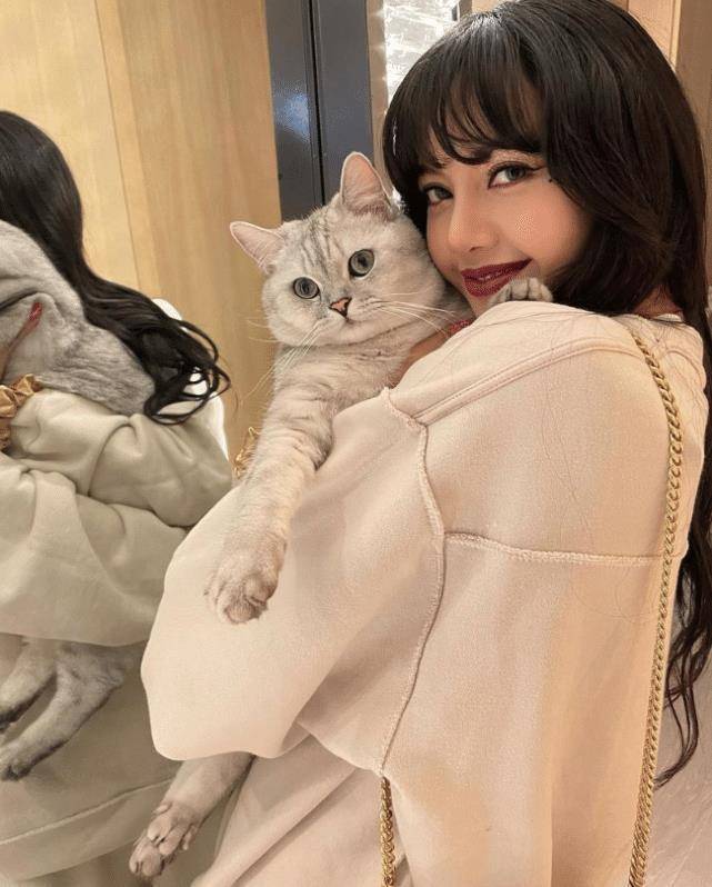 来自泰国的lisa颜值果然充满异域风情,很有混血儿的既视感,因此她在