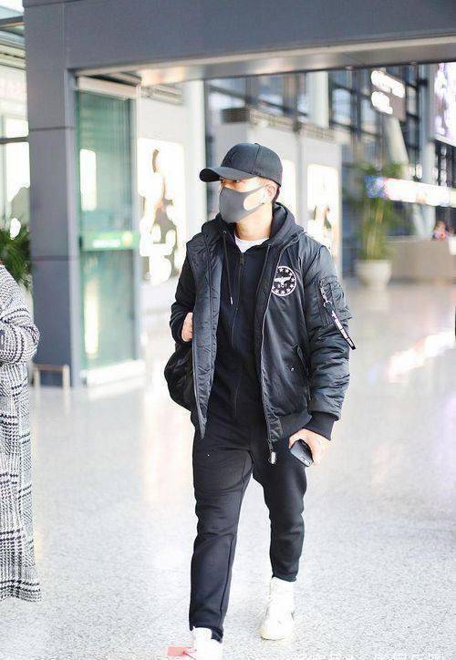 原创原创42岁的刘恺威现身机场秒变小鲜肉网友杨幂好有福气