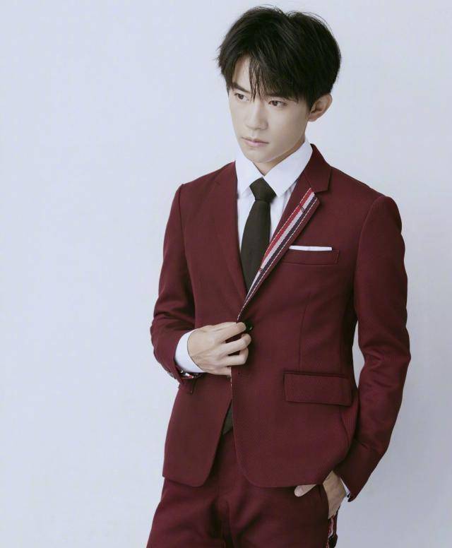 原创原创183cm肖战和176cm易烊千玺同样搭配红西装风格差距这么大