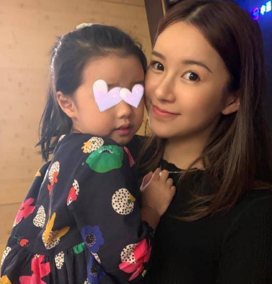 原创陈赫晒带娃照喂女儿吃饭父爱爆棚4岁安安又高又瘦像妈妈