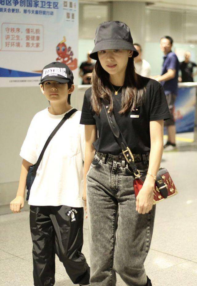 原创原创39岁董洁罕见现身满脸沧桑老态尽显再也看不到冷清秋的风韵了