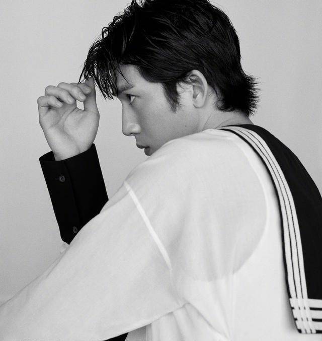 原创原创31岁井柏然庆祝生日水手服黑白造型酷得像个18岁少年