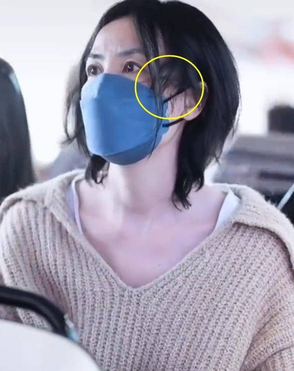 原创娱乐圈八卦54岁王菲和17岁女儿李嫣机场遭曝光母女状态大不同