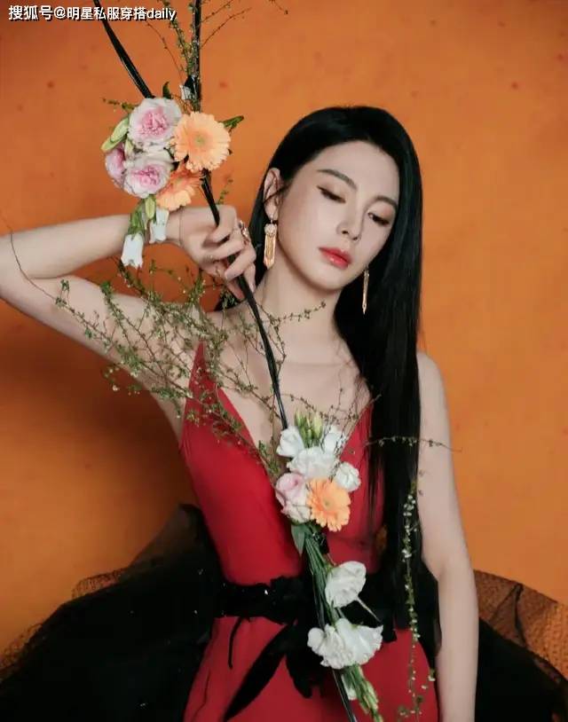 在星光璀璨的娱乐圈,张雨绮以其独特的女王御姐气质,总能轻易吸引众人