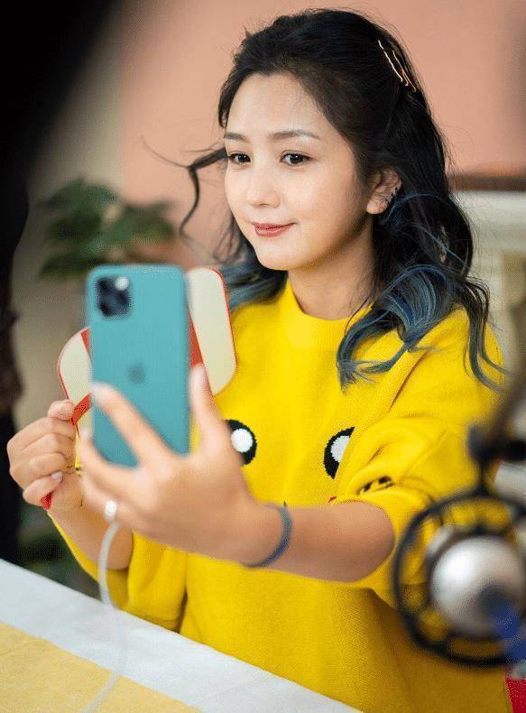 原创有种仙女脸叫何洁生三胎后少女感依旧每天照镜子都笑了