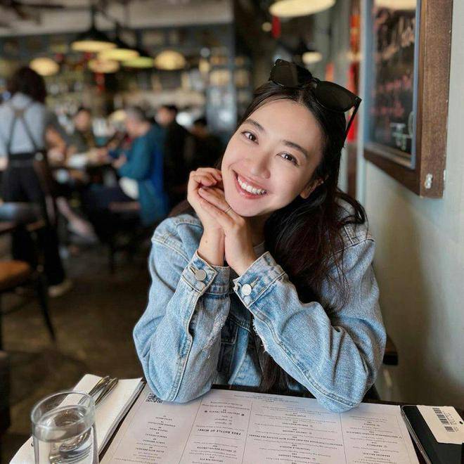 朱千雪罕见和老公罕见同框合影,难得秀出大孕肚开心拍照_夫妻俩_照片