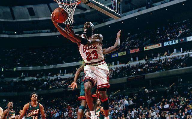 35岁的迈克尔-乔丹,在芝加哥公牛打了最后一个赛季,常规赛场均可以