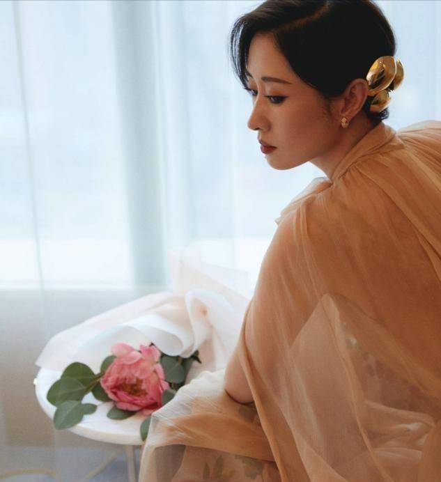 原创原创45岁刘敏涛素颜走机场穿衬衫搭阔腿裤时髦气质美得很高级