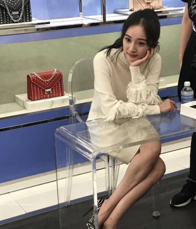 原创杨幂参加活动穿错鞋又遭透明桌子考验万能救场坐姿成经典