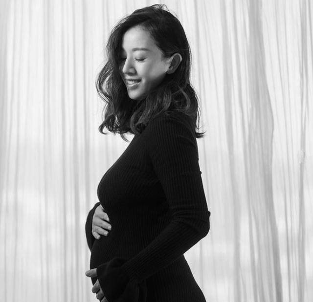 原创39岁梁靖琪产子小8岁丈夫发布喜讯一家四口其乐融融