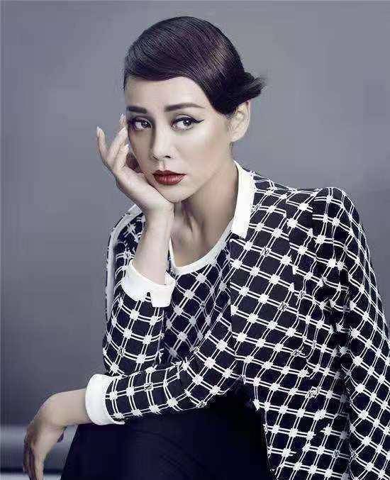 原创原创47岁宁静过年晒图穿经典老虎头造型配大红唇中国风十足