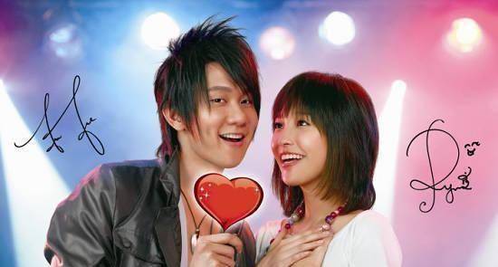 在演艺道路上帮助她许多的是当今娱乐圈非常出名的一位男歌手林俊杰