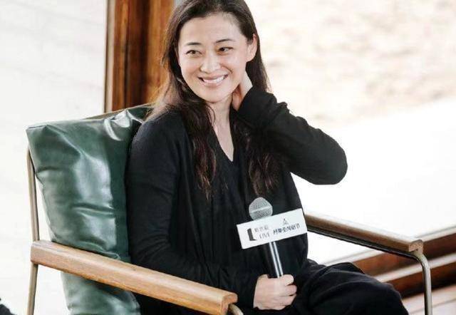 原创原创46岁梅婷罕见生图曝光打扮随意笑容迷人皮肤犹如少女般白皙