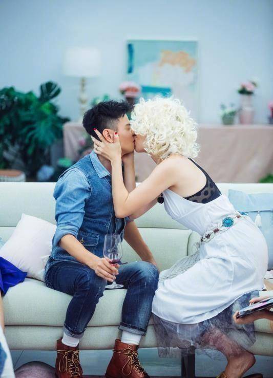 原创原创46岁蔡少芬红唇金发挂脖白裙太拉风一出场就惊艳了张晋