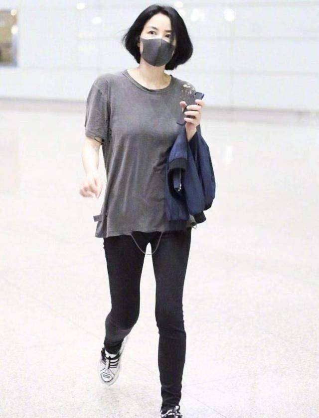 原创原创50岁王菲灰色破洞t恤黑色紧身裤走路带风步履轻盈