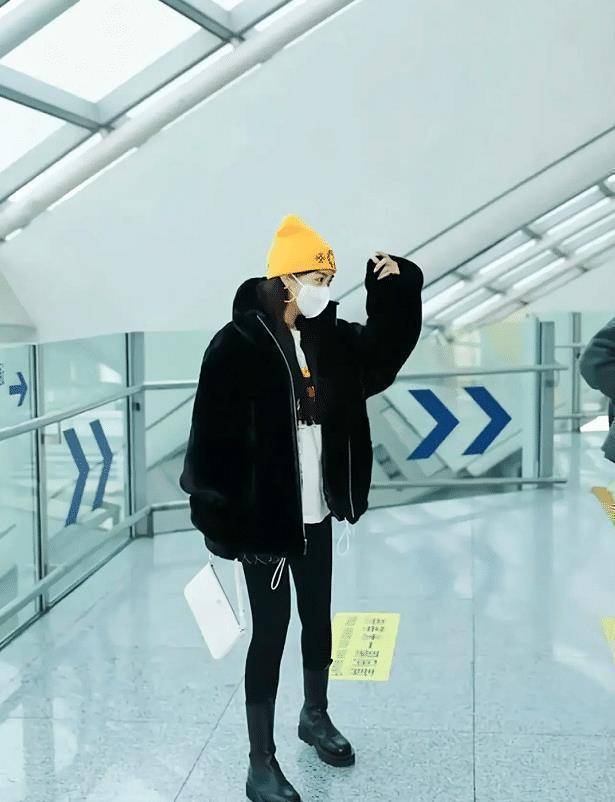 李菲儿成名后愈发不羁,穿卫衣玩下衣失踪,这身材杨颖看了都嫉妒