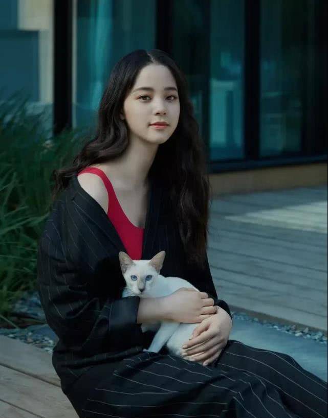 19岁欧阳娜娜碰上22岁关晓彤同拍衣服策划一个清冷一个少女