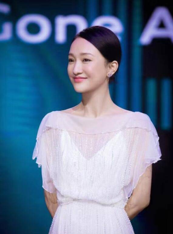 原创周迅参加相信未来义演又现新奇画风对着转角镜唱天涯歌女不愧是你