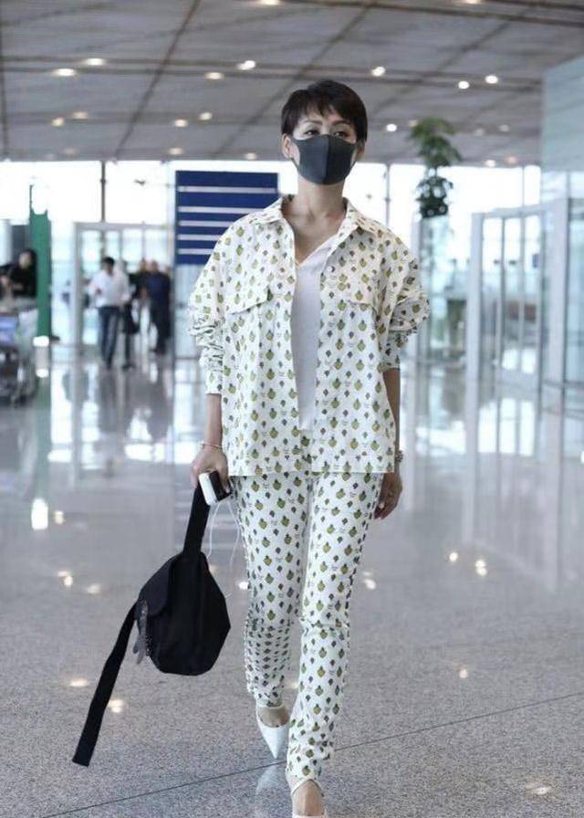 原创原创47岁宁静过年晒图穿经典老虎头造型配大红唇中国风十足