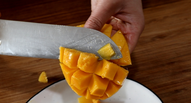 蛋糕店20元一杯的奶油杯,在家简单几步就能完成,想吃随时做_芒果_草莓