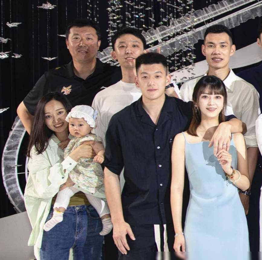 原创可惜王治郅20岁儿子现状重250斤已被球队淘汰彻底无