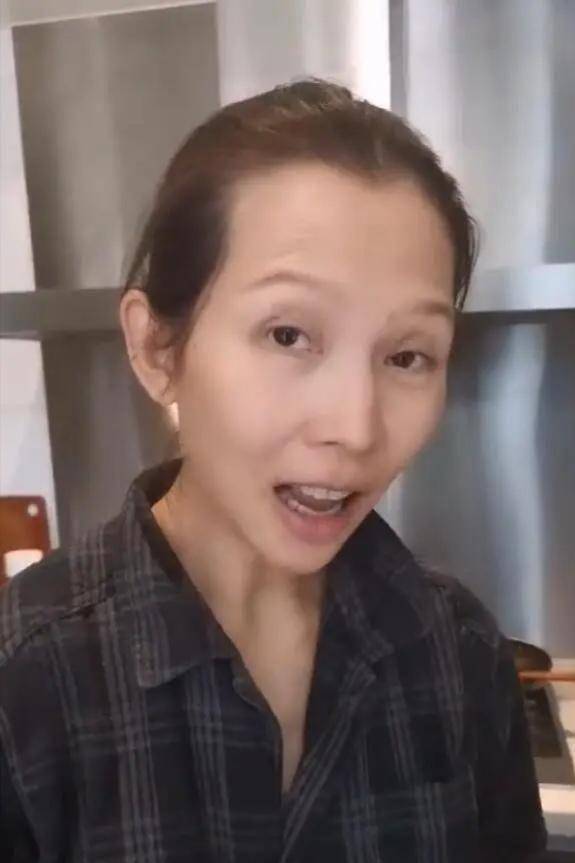 原创原创46岁蔡少芬发美照力击变丑谣言红唇撩发好娇艳美回颜值巅峰