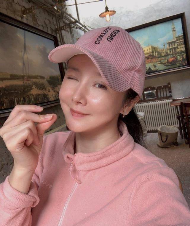 原创原创42岁的孙菲菲晒照嫁了个好老公日常素颜卸了明星包袱很美满