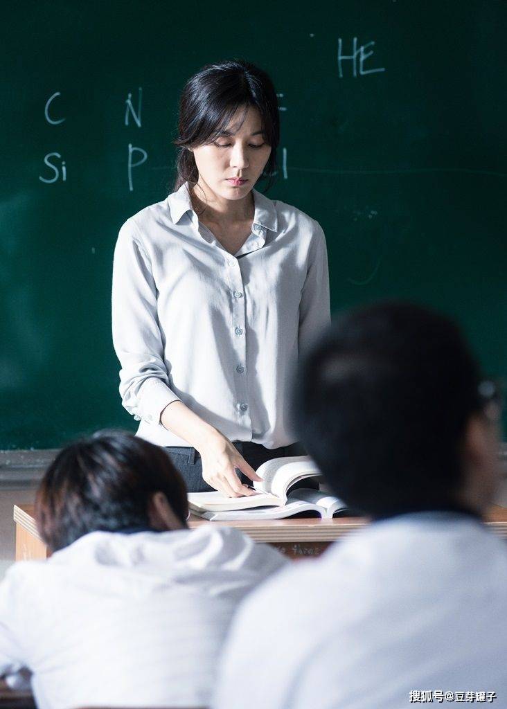 原创67女教师韩国19禁电影两个女老师为争夺男学生无所不用