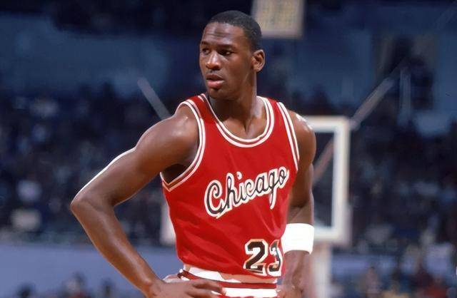 6次取得61分的表现,包括:第一个登上榜单的是湖人传奇球星乔治·麦肯