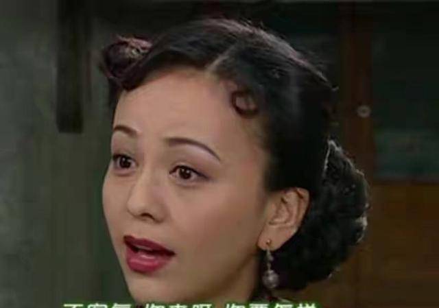 原创原创50岁雪姨好时髦穿西装配短裤大秀美腿同龄阿姨可驾驭不了