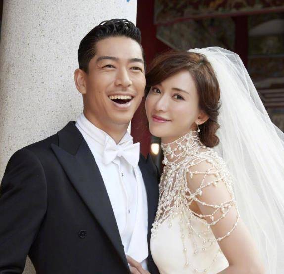 原创46岁林志玲罕秀恩爱,穿着清凉坐丈夫腿上,结婚2年仍未怀孕