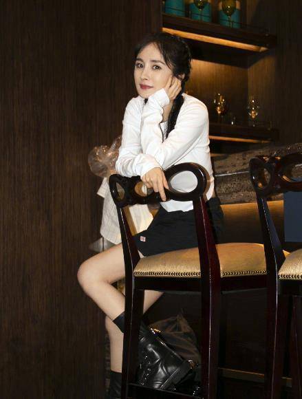 原创杨幂参加活动穿错鞋又遭透明桌子考验万能救场坐姿成经典