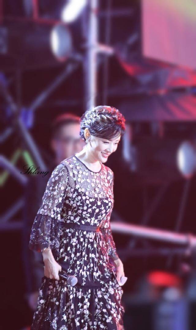 原创原创51岁周涛终于换发型老气盘发变公主编发配纱裙减龄又甜美