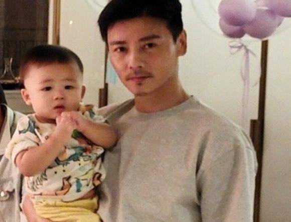 原创陈浩民51岁生日趴蔡少芬一家五口抢镜三胎儿子长相引热议