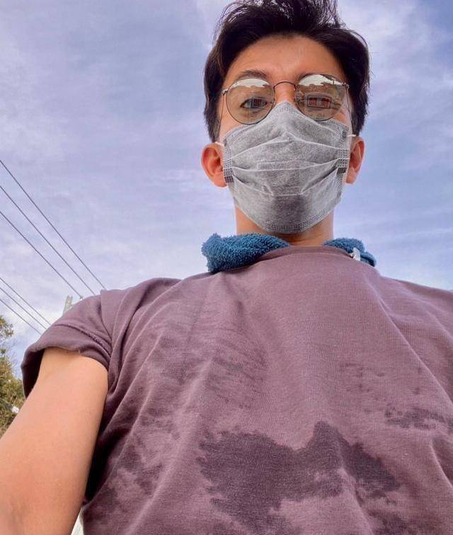 原创47岁木村拓哉穿t恤围毛巾搬砖造型也帅气心美晒美照耍宝圈粉