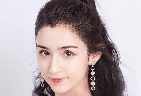 原创哈妮克孜成心机女微博晒照只p自己难怪没观众缘