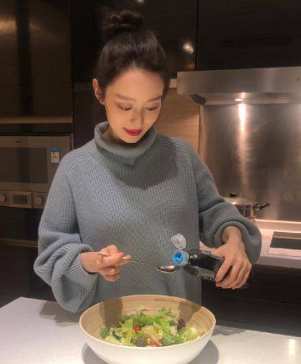 郎朗老婆下厨做饭,看清吉娜的"孕妇餐"吃了啥,难怪长胎不长肉_照片_小
