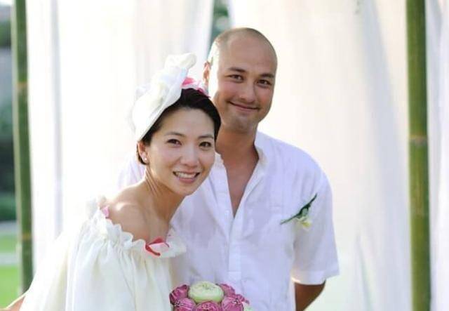 车婉婉近照气质好,嫁小5岁光头混血儿,高龄产子后生活幸福_老公_朋友