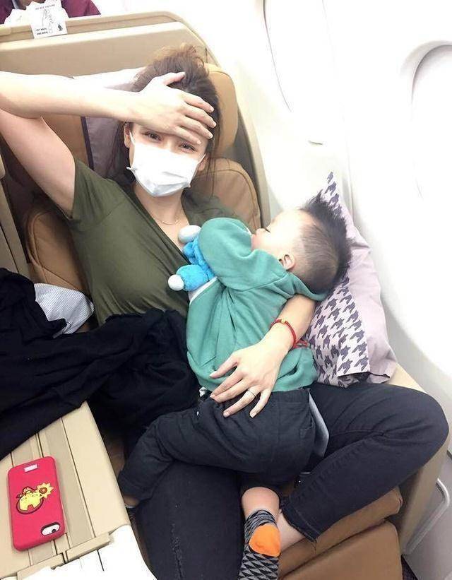 原创原创41岁不老女神徐若瑄和儿子合照似姐弟可是大家只注意到她的脚