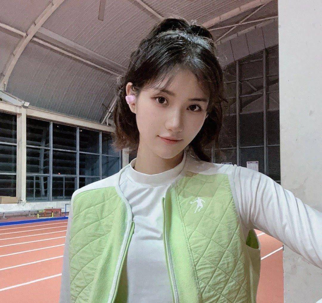 身高出众的夏思凝因为出色的比赛表现被邵阳市第二中学田径教练赵学军