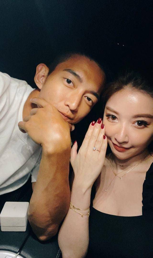 但是更让人开心的是,许维恩在影视作品的末尾为男友送上1个礼盒装,当