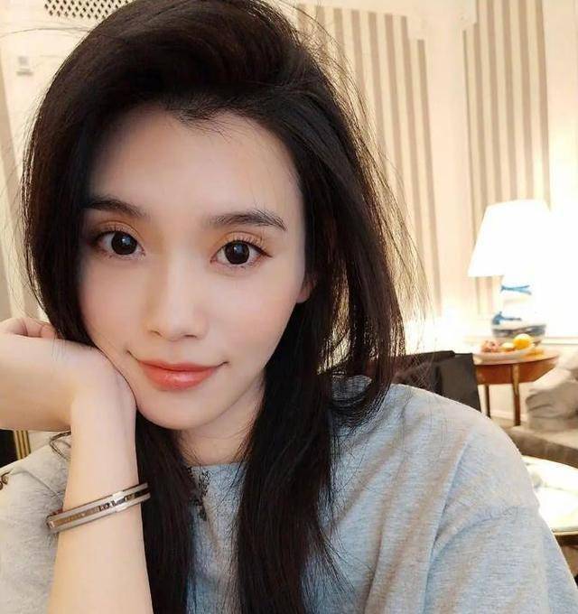 虽然为赌王家族生下了二胎,但奚梦瑶对于身材管理却始终不敢松懈,她