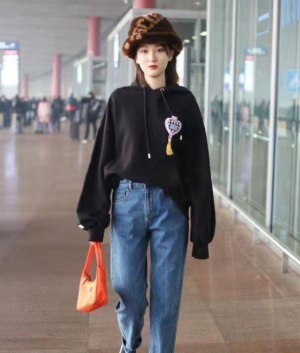 90后小花乔欣越来越时髦,简单卫衣搭配牛仔裤,小毡帽实在太抢眼_女生