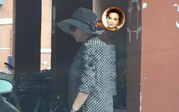 58岁蔡明乘超跑现身医院看诊步履蹒跚身体抱恙上个楼梯都费劲