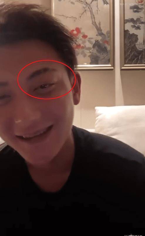 原创黄子韬深夜出镜闪现的手机屏幕被截图放大看清后粉丝酸了