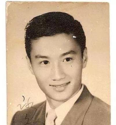 83岁谢贤与34岁女友同框身体康健不输小伙子不愧风流一辈子